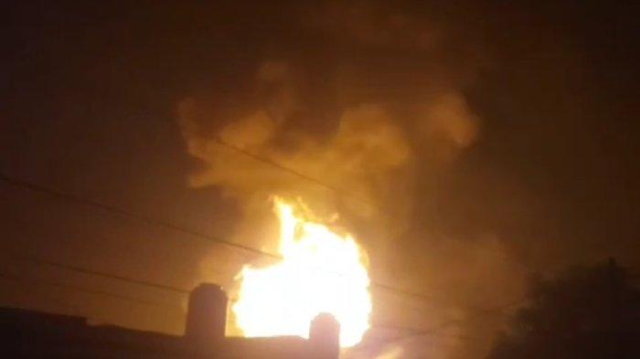 Pangkalan gas diduga oplosan meledak dan terbakar di Jalan Medan-Batangkuis tepatnya di Desa Sei Rotan, Kecamatan Percut Seituan, Kabupaten Deliserdang, Kamis (23/5/2024) malam sekira pukul 21:30 WIB.