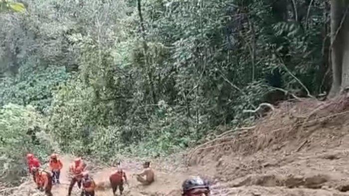 Momen tim SAR gabungan mengevakuasi jenazah Bahagia Tarigan (54) Kades Desa Liang Pematang, Kecamatan STM Hulu, Kabupaten Deli setelah enam hari hilang, Senin (3/3/2025). Proses evakuasi cukup dramatis karena medan yang terjal dan mayat berada di dalam air.