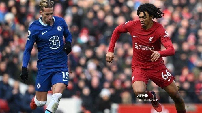 Gelandang Chelsea asal Ukraina Mykhailo Mudryk (kiri) berebut bola dengan bek Liverpool asal Inggris Trent Alexander-Arnold (kanan) selama pertandingan sepak bola Liga Utama Inggris antara Liverpool dan Chelsea di Anfield di Liverpool, barat laut Inggris pada 21 Januari 2023.