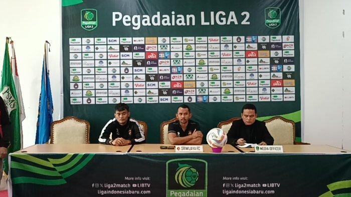 Konferensi Pelatih Sriwijaya FC, Muhamad Yusup Prasetyo (Tengah) dan Pemain Sriwijaya FC, Muhamad Rifqi (Kiri) di Mes Atlet Dispora Sumut, Minggu (22/10/2023). Sriwijaya FC akan Mewaspadai Agresif PSMS di Kandang.