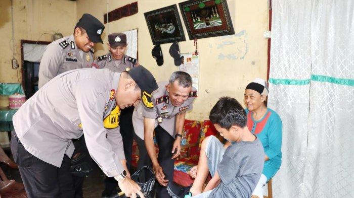 Kedatangan AKBP Dudung Setyawan, SH, SIK, MH, Kapolres Padangsidimpuan ke kediaman Muhammad Haiqal Harahap, pelajar yang tak mampu beli seragam Sekolah, seakan membawa secercah harapan.
