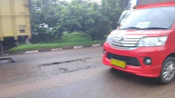 Lokasi kecelakaan lalu lintas di Jalan HM Noerdin Panji menewaskan gadis berusia 19 tahun.