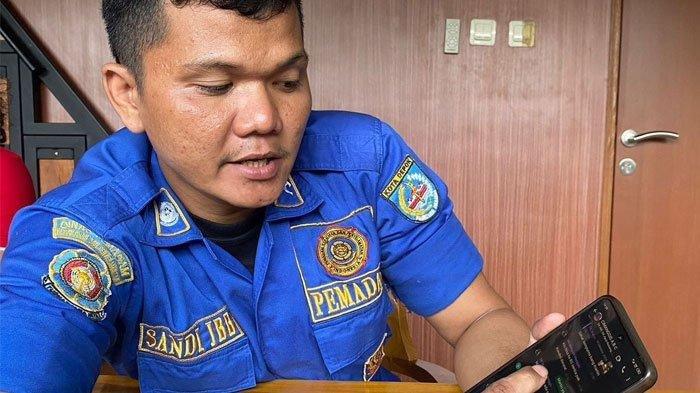SANDI KERJA LAGI - Sandi Butar Butar petugas pemadam kebakaran (Damkar) Depok. Ia mulai bekerja lagi sebagai petugas damkar sejak Senin (10/3/2025).