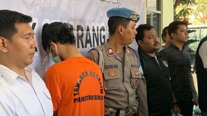 Nando (25) tersangka yang membunuh istrinya berinisial MSD (24) dihadirkan dalam sesi konferensi pers di Polsek Cikarang Barat, Senin (11/9/2023).