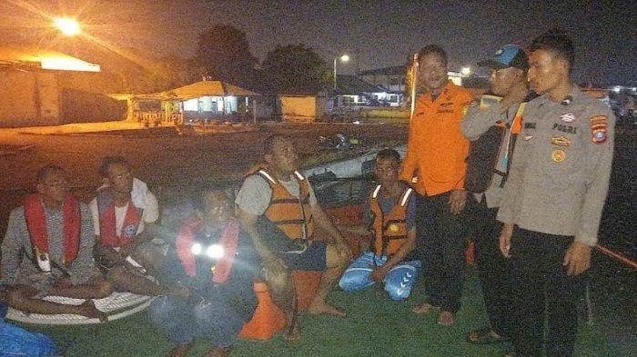 Nelayan asal Pangkalan Brandan, Kabupaten Langkat usai diselamatkan karena kapal yang mereka tumpangi karam, Selasa (9/7/2024) Mereka terombang-ambing di lautan dan coba bertahan hidup menggunakan tutup kotak penyimpanan ikan.