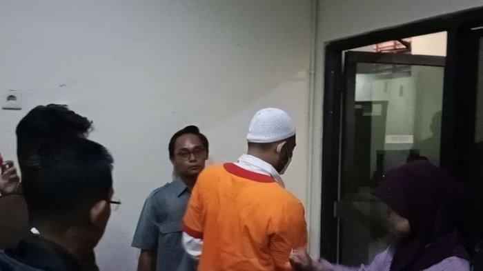 PUKUL AIPDA ROBIG - Kustamto, nenek almarhum Gamma memukul Aipda Robig pelaku penembakan seusai sidang di Pengadilan Negeri Semarang, Selasa (8/4/2025). Dia tak terima cucunya tewas karena ditembak pelaku dan dia meminta hukuman seadil-adilnya.