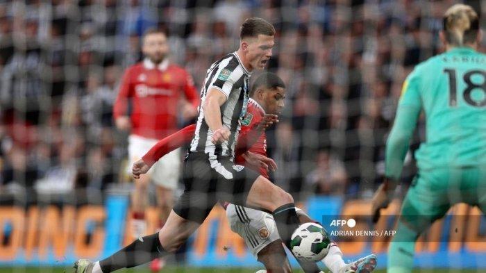 Tembakan ini dari striker Inggris Manchester United Marcus Rashford (Tengah) dibelokkan ke gawangnya sendiri oleh bek Newcastle United Belanda Sven Botman (L) untuk gol kedua Manchester United selama pertandingan sepak bola final Piala Liga Inggris antara Manchester United dan Newcastle United di Stadion Wembley , London barat laut pada 26 Februari 2023. Newcastle menang 2-0 atas MU dalam lanjutan Liga Inggris pekan 29, Minggu, (2/4/2023) malam hari. Tanpa Casemiro, Setan Merah tidak bisa apa-apa.