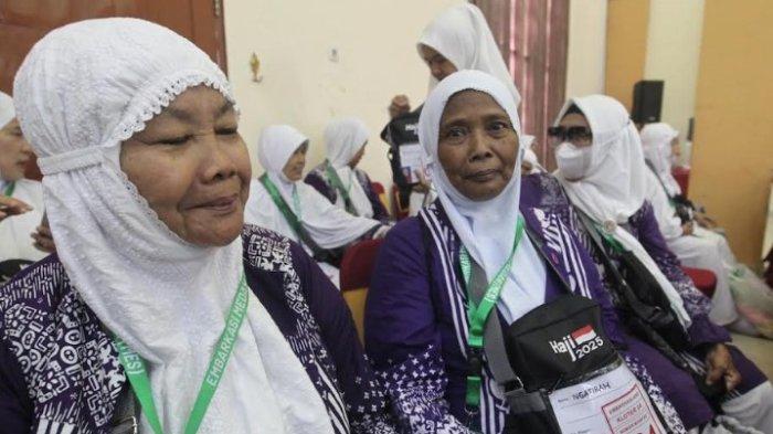 JEMAAH HAJI: Ngatirah (60) manifest 094 (kanan) jemaah haji kloter 4, perempuan asal Payabakung Blok 3 Hilir, Deliserdang.
TRIBUN MEDAN/HUSNA FADILLA