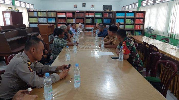 Pihak SMAN 1 Stabat menggelar pertemuan antara orang tua korban dan pelaku pascaviral aksi bullying atau perundungan yang dialami seorang siswi SMA N 1 Stabat berinisial A, Kabupaten Langkat, Sumatera Utara, Senin (16/10/2023).