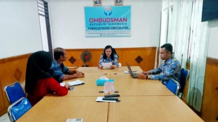 Ombudsman RI perwakilan Sumatra Utara meminta klarifikasi terhadap orang tua MSF Coky Indra terkait siswi kelas XI SMA Negeri 8 yang tidak naik kelas usai orang tuanya melaporkan dugaan pungli di sekolah tersebut di kantor Ombudsman Sumut, Rabu (26/6/2024).