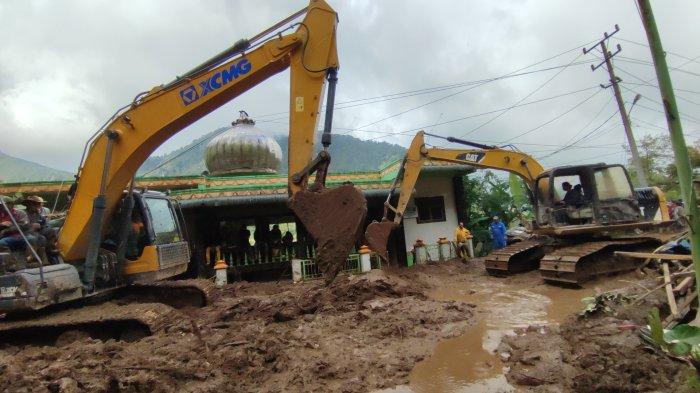 Operator alat berat dikerahkan untuk proses evakuasi material longsor di Desa Semangat Gunung, Kecamatan Merdeka, Kabupaten Karo, Minggu (24/11/2024).