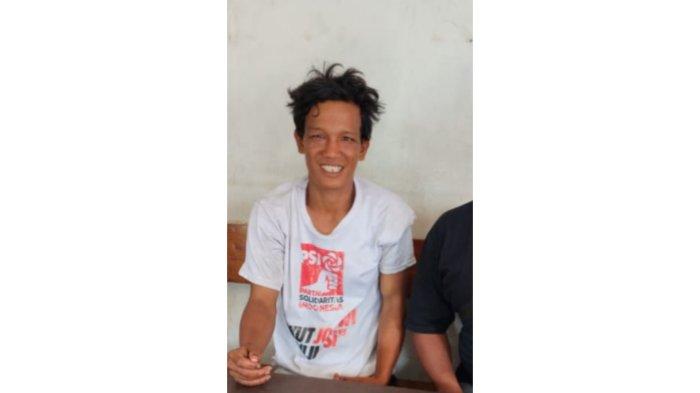 Opi Siregar, 20 tahun, (Kiri) pria yang tertangkap basah merudapaksa seorang nenek-nenek di Kecamatan Medan Amplas, usai ditangkap, Kamis (19/12/2024). Pelaku ditangkap Polisi.