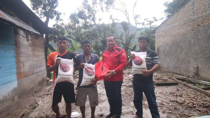 Ketua DPD PDI Perjuangan Sumut bersama Sorta Ertaty Siahaan mengunjungi dan mensupport Maruasas Oppu Sunggu korban pohon tumbang di Desa Marbun Toruan Kecamatan Bakkara, Senin (4/12/2023).