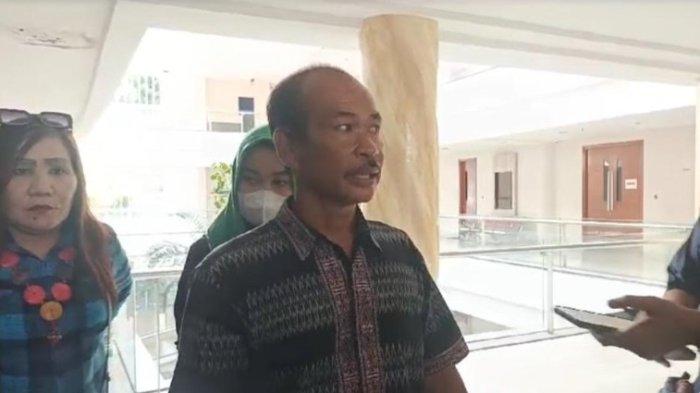 Orang tua siswi yang tinggal kelas di SMA Negeri 8 Medan Coky Indra enggan banyak bicara usai Rapat Dengar Pendapat (RDP) di Komisi E DPRD Sumatra Utara, Rabu (3/7/2024).
