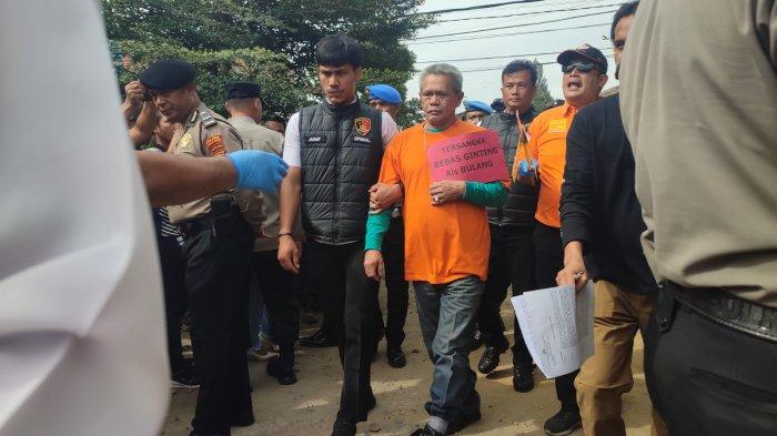 Bebas Ginting tampil necis dengan celana jeans biru dan sepatu boots hitam, saat menjalani rekonstruksi di salah satu lokasi tempat berkumpulnya para pelaku, di Jalan Bom Ginting, Kabanjahe, Jumat (19/7/2024).