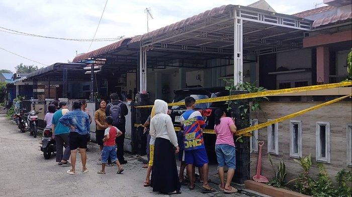 PASUTRI TEWAS- Suasana di rumah pasutri yang tewas secara bersamaan, tetapi hanya berbeda lokasi di komplek Nicoland di Jalan Jaya Tani, Kelurahan Kwala Bekala, Kecamatan Medan Johor, Jumat (11/7/2025).
