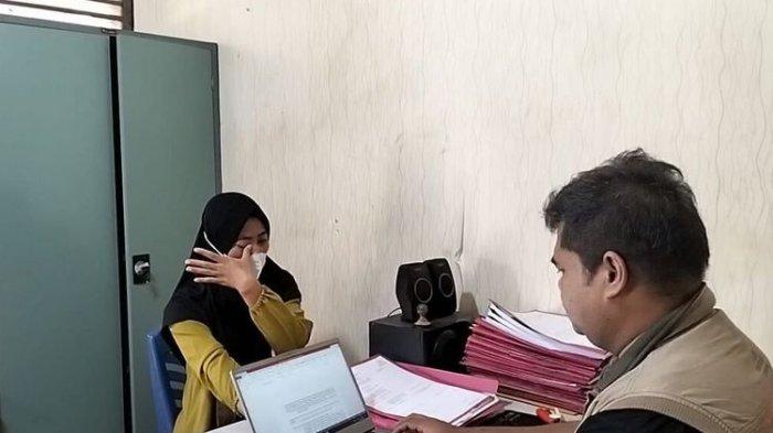 Pelaku LY (33) istri yang tega memotong alat kelamin suami lantaran menikah lagi saat menjalani pemeriksaan di Polsek Bayung Lencir, Kabupaten Musi Banyuasin (Muba), Sumatera Selatan, Senin (3/4/2024).