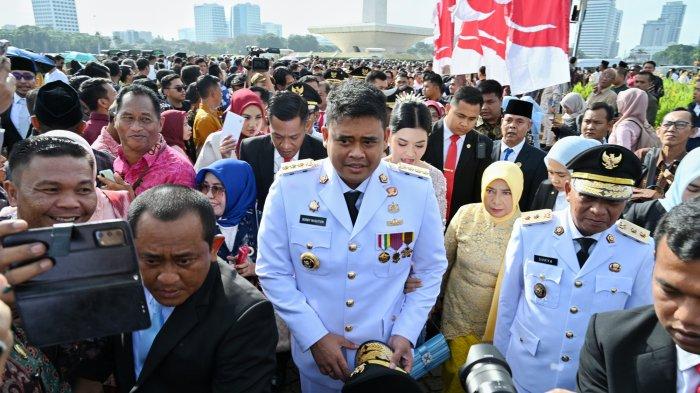 PELANTIKAN- Gubernur Sumut Bobby Nasution bersama Wakil Gubernur Sumut Surya saat bersalaman dengan Presiden Republik Indonesia Prabowo Subianto usai Pelantikan dan Pengambilan Sumpah Jabatan Gubernur dan Wakil Gubernur, Bupati dan Wakil Bupati, Walikota dan Wakil Walikota hasil Pilkada Serentak Tahun 2024 di Istana Negara, Jalan Veteran, Jakarta, Kamis (20/2/2025)