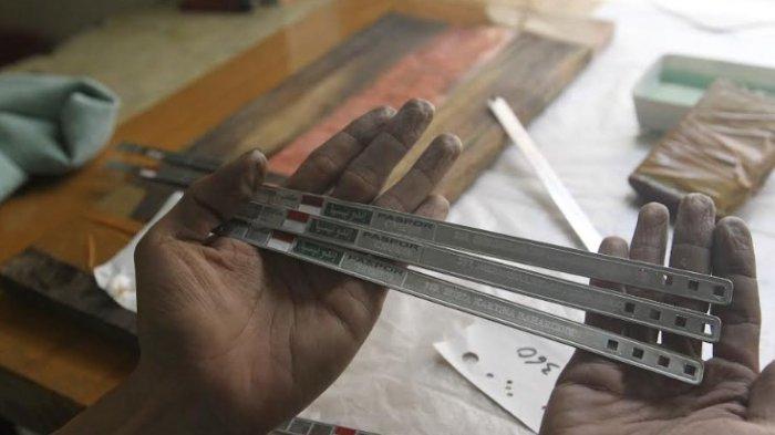 PEMBUATAN GELANG HAJI - Pekerja membuat gelang identitas jamaah calon haji di Asrama Haji Embarkasih Medan, Minggu (12/5/2024). Gelang yang terbuat dari bahan dasar monel tersebut disiapkan sebagai identitas jamaah calon haji Indonesia selama menjalankan ibadah haji di Mekah.