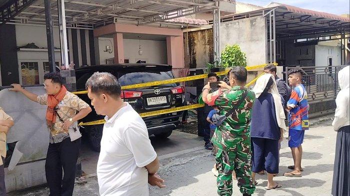 PENEMUAN MAYAT- Warga perumahan Komplek Nicoland di Jalan Jaya Tani, Kelurahan Kwala Bekala, Kecamatan Medan Johor, Kota Medan, histeris adanya penemuan mayat seorang wanita tergeletak bersimbah darah di tempat tidur. Jum'at (11/7/2025)