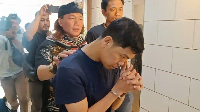 Tersangka YA digiring masuk ke Ditreskrimum Polda Metro Jaya terkait kasus kematian anak Tamara Tyasmara, Jumat (9/2/2024).