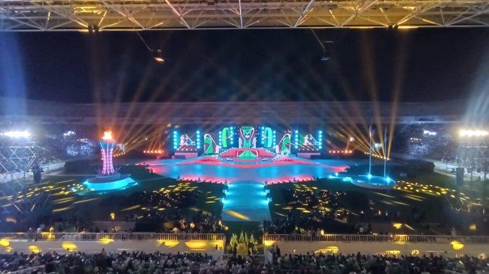 Suasana warga padati tribun pada acara penutupan Pekan Olahraga Nasional (PON) XXI Aceh-Sumut 2024, di Stadion Utama Sumatra Utara, Deliserdang, Jumat (20/9/2024). Pada PON XXI Aceh-Sumut 2024, juara umum di raih Jawa Barat, di posisi kedua DKI Jakarta, di posisi ke tiga Jawa Timur dan posisi ke empat Sumatra Utara.