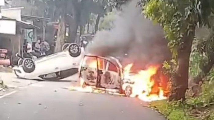 PENYERANGAN POLISI - Mobil polisi dibakar massa OTK di wilayah Pondok Rangon, Kecamatan Cimanggis, Kota Depok, Jawa Barat pada Jumat (18/4/2025). Aksi penyerangan dimulai dari penangkapan TS atas kasus pengrusakan atau perbuatan tidak menyenangkan dan kasus kepemilikan senjata api.