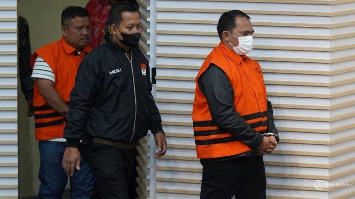 PENYIDIK KPK menunjukkan barang bukti berupa uang terkait operasi tangkap tangan (OTT)Bupati Labuhanbatu Erik Adtrada Ritonga (EAR) di gedung KPK, Jakarta, Jumat (12/1/2024) malam. KPK resmi menahan Erik Adtrada Ritonga bersama tiga tersangka lainnya pasca operasi tangkap tangan (OTT) terkait dugaan tindak pidana korupsi berupa pemberian hadiah atau janji untuk proyek pengadaan barang dan jasa di lingkungan pemerintah Kabupaten Labuhanbatu, Sumatera Utara. (TRIBUNNEWS/IRWAN RISMAWAN)