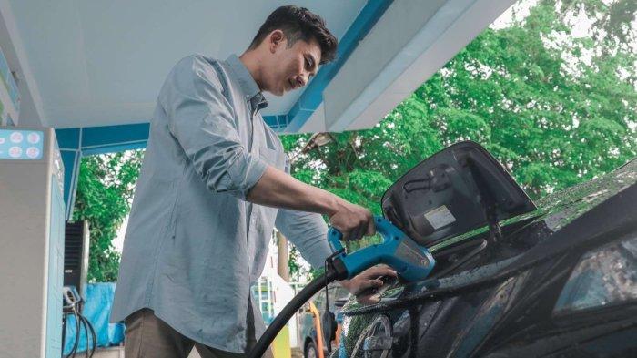 Salah satu pengendara mobil listrik saat melakukan pengecasan mobil listrik di SPKLU PLN UP3 Medan.