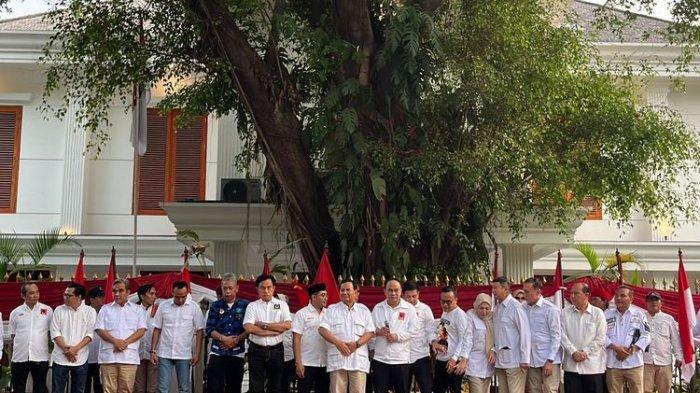 PROJO DUKUNG PRABOWO: Dukungan ini disampaikan dalam deklarasi yang digelar di kediaman Prabowo Subianto di Jalan Kartanegara, Jakarta Selatan, Sabtu (14/10/2023) sore. (KOMPAS.COM/ IRFAN KAMIL)