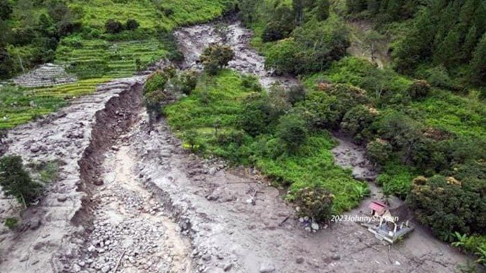 PROSES BANJIR BANDANG HUMBAHAS: Terpantau dari potret yang diunggah akun Facebook Robin Butarbutar pada Minggu (3/12/2023), ia mengunggah beberapa foto yang diambil dari udara. Dalam foto terlihat proses banjir bandang di Desa Simangulampe, Kecamatan, Bakti Raja di Bakara, Humbang Hasundutan. (FB/Robin Butar Butar)