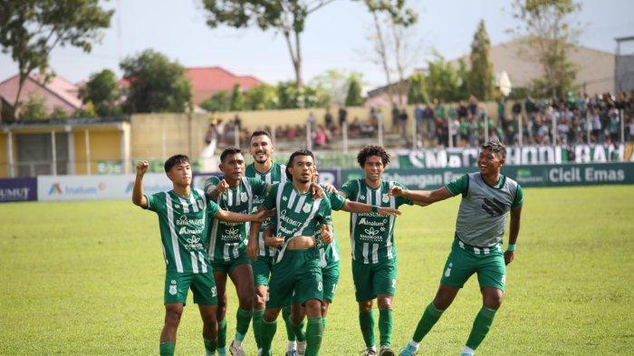 PSMS Medan melawan Sriwijaya FC dalam lanjutan pertandingan Pegadaian Liga 2 Indonesia Babak Play Off Degradasi 24/25 di Stadion Baharoeddin Siregar, Kabupaten Deliserdang, Minggu (19/01/2025). PSMS Medan incar kemenangan disetiap pertandingan.