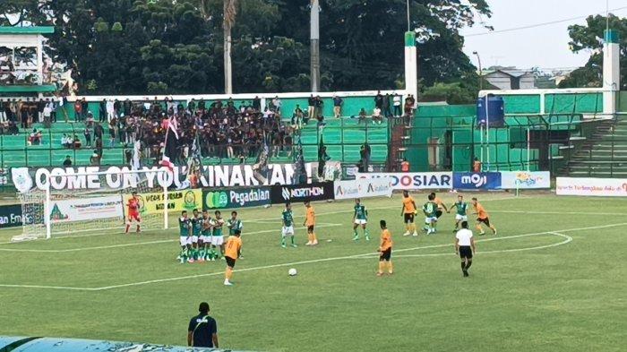 Pemain PSDS Deliserdang saat mengesekusi tendangan bebas di laga lanjutan Kompetisi Pegadaian Liga 2 musim 2023-2024 di Stadion Teladan, Kota Medan, Minggu (1/10/2023) sore