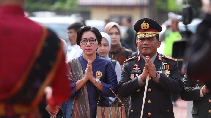 Kapolda Sumut, Irjen Pol RZ Panca Putra Simanjuntak Msi dan Ny Rita Panca manortor diikuti para PJU saat Hari Bhayangkara ke-77 di Mapolda Sumut, Minggu (2/7/2023).