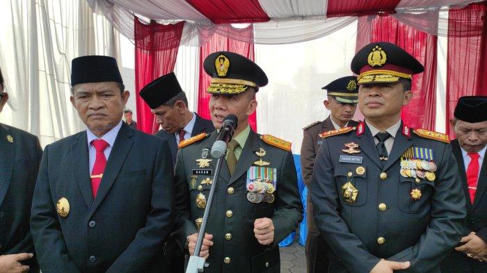 Pangdam I Bukit Barisan Mayjen Mochamad Hasan Hasibuan (tengah) Kapolda Sumut Irjen Agung Setya Imam Effendi (kanan) dan PJ Gubernur Sumut Hasannudin (kiri) saat diwawancarai mengenai Samsul Tarigan dan oknum TNI ditangkap membawa narkoba jenis sabu-sabu seberat 1 kilogram, Jumat (10/11/2023).