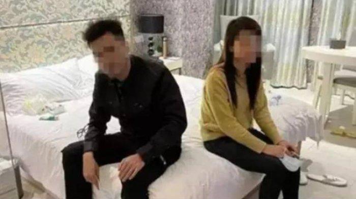 Seorang pria menggunakan jasa PSK.