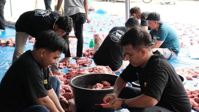 Panitia Pelaksanaan Pemotongan hewan qurban di PLN UP3 Binjai saat melakukan pemotongan daging qurban.
