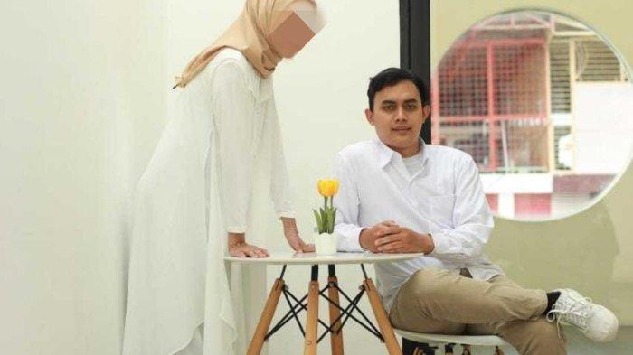 Panji Satria pelaku pembunuhan Echa Tampubolon, ketika melakukan sesi foto prewedding dengan istrinya.