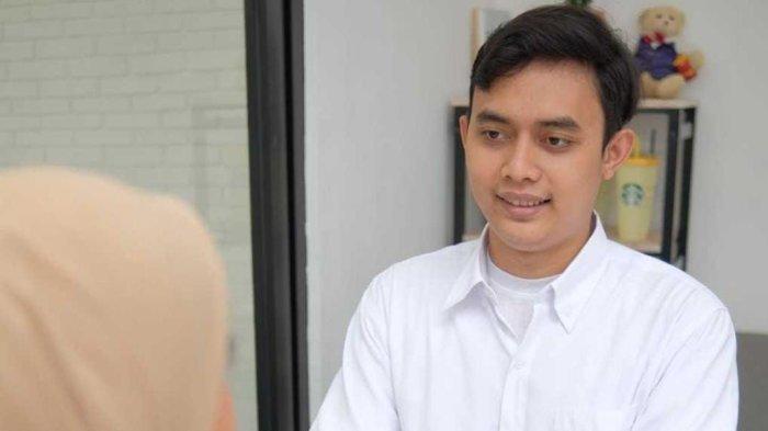 Panji Satria pelaku pembunuhan Echa Tampubolon, ketika ketika melakukan sesi foto prewedding dengan istrinya,
