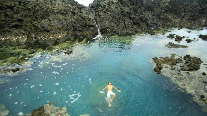 Seoang wisatawan tampak menikmati berendam di kolam alami yang ada di Pantai Ladeha, Kabupaten Nias Selatan.(INSTAGRAM Etnisnias)