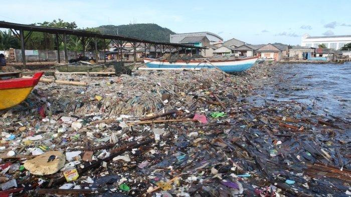 Pantai Sukaraja Bandar Lampung ini dinobatkan sebagai pantai terkotor nomor dua di Indonesia.