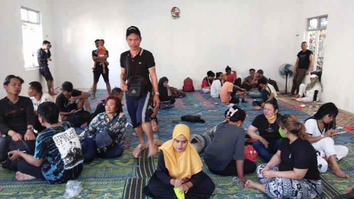 Para TKI berkumpul di aula Kantor Camat Pantai Labu Kabupaten Deli Serdang Rabu, (10/1/2024).