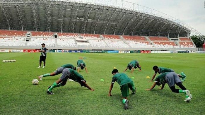 Para pemain PSMS Medan saat menggelar latihan di stadion Jaka Baring Palembang menjelang laga melawan Sriwijaya FC, Sabtu (16/12/2023).