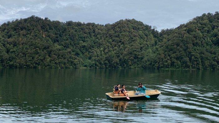 Para pengunjung menikmati keindahan alam di kawasan wisata alam Danau Lau Kawar
