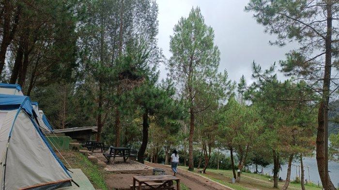 Para pengunjung menikmati keindahan alam di kawasan wisata alam Danau Lau Kawar