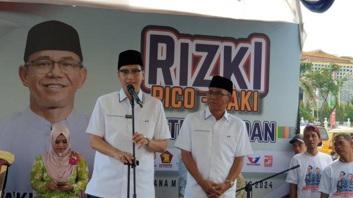 Pasangan calon walikota Medan Rico Waas dan Zakiyuddin Harahap mendaftar ke Komisi Pemilihan Umum (KPU). Didampingi para ketua partai pengusung, Rico dan Zaki dilepas oleh Sultan Mahmud Lamanjiji Perkasa Alamsyah, Sultan Deli XIV, Kamis (29/8/2024).