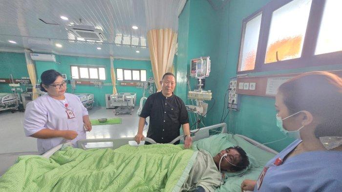 Pasien ODGJ- Suhartono merawat pasien yang dibawa konten kreator di ruang ICU dalam kondisi yang cukup stabil, (6/4/2025).