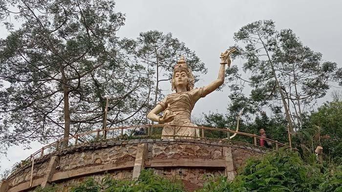 Patung Dewi Kencana di Puncak, Bogor, Jawa barat menuai protes. Sejumlah santri, ulama, dan warga protes dengan keberadaan patung Dewi Kencana yang berdiri 12 meter.