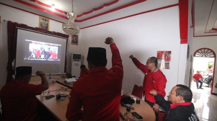 Ketua DPD PDI Perjuangan Sumut Drs PDI Perjuangan Sumut Drs Rapidin Simbolon bersama Wakil Ketua DPD PDI Perjuangan Sumut Penyabar Nakhe turut hadir, begitu juga Pegurus DPC PDIP Gunung Sitoli, Struktur DPC PDI Perjuangan Gunung Sitoli Ketua Yanto, Sowa'a Laoli dan Adrianus Zega Sekretaris serta lapisan pengurus lainnya
mendengarkan pidato kebangsaan Ketua Umum PDI Perjuangan dari Kepulauan Nias saat merayakan syukuran Hari Ulang Tahun PDIP ke-51 di Kepulauan Nias tepatnya di Kota Gunung Sitoli, Rabu (10/1/2023).