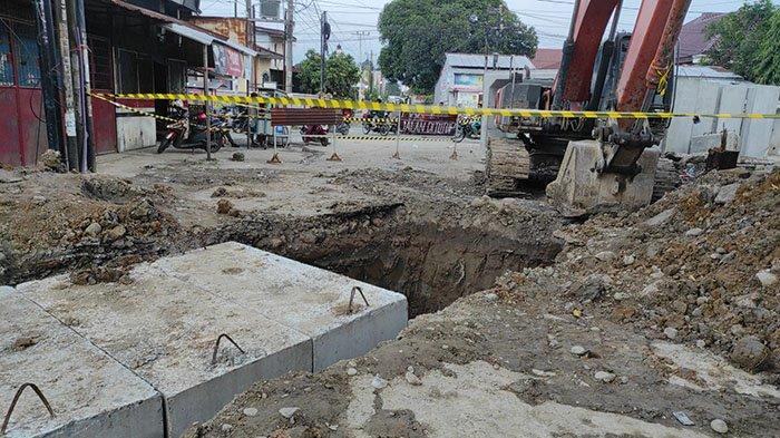 Suasana tempat kejadian perkara tewasnya pekerja proyek drainase tewas diduga tertimpa craine beserta beton di lokasi proyek drainase Jalan Selamat Ujung, Kecamatan Medan Amplas, Kamis (5/10/2023). Lokasi dipasangi garis dan tak ada aktivitas pekerjaan.